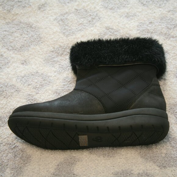 Clark's Women's Cloudsteppers Fur Lined Bootie, Size 6.5, Black Faux Suede - Picture 1 of 3